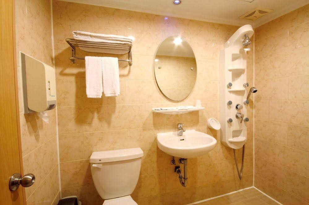 Kindness Hotel Weiwuying Kaohsiung Bagian luar foto